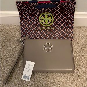 Brand new Tori Burch wristlet, size OS
